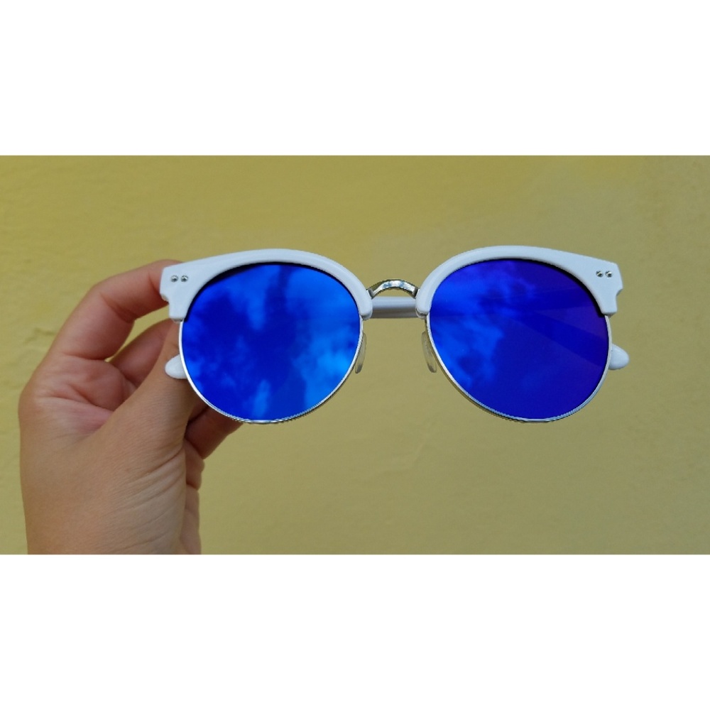 Blue round sunglasses